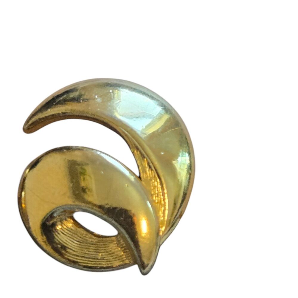 Vintage Crown Trifari Goldtone Swirl Great Gatsby Clip On Stud Huggie Earrings - Picture 3 of 6